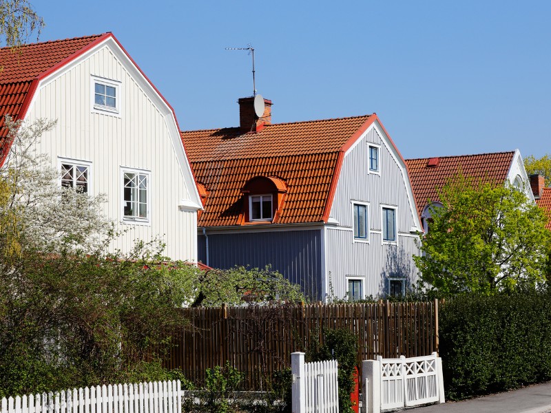 Dämmung oberste Geschossdecke muss 2 Jahre nach Eigentümerwechsel erfolgen Straße mit schönen alten Walmdach-Einfamilienhäusern mit Holzverkleidung