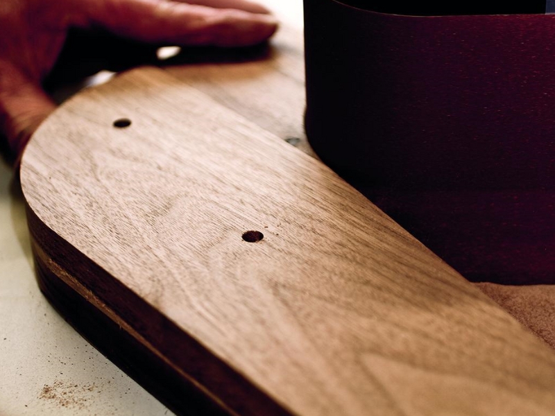 Holzelement für Massivholzbett, das in der dormiente-Manufaktur sorgfältig bearbeitet wird