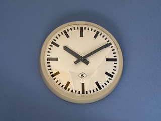 Graublaue Wandfarbe von AURO mit Bahnhofsuhr