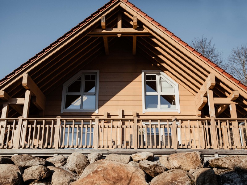 Lösemittelfreie Holzlasur von Auro schützt die Hausfassade Holzfassade mit Auro Colours-for-Life-Holzlasur gestrichen