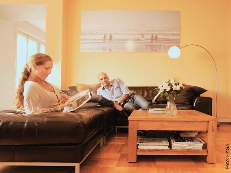 Urlaubsstimmung-zuhause-Wohnzimmer-gelb-800auf600-HAGA-Kalk-Wandfarbe