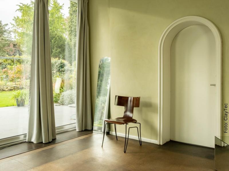 Urlaubsstimmung-zuhause-Wohnzimmer-gruen-800auf600-ClayTec-Lehm-Wandfarbe
