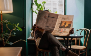 Zellulose-Flocken aus Zeitungen dämmen sehr gut Wie gut dämmt eine Zeitung, fragt sich der Zeitungsleser im Wohnzimmer