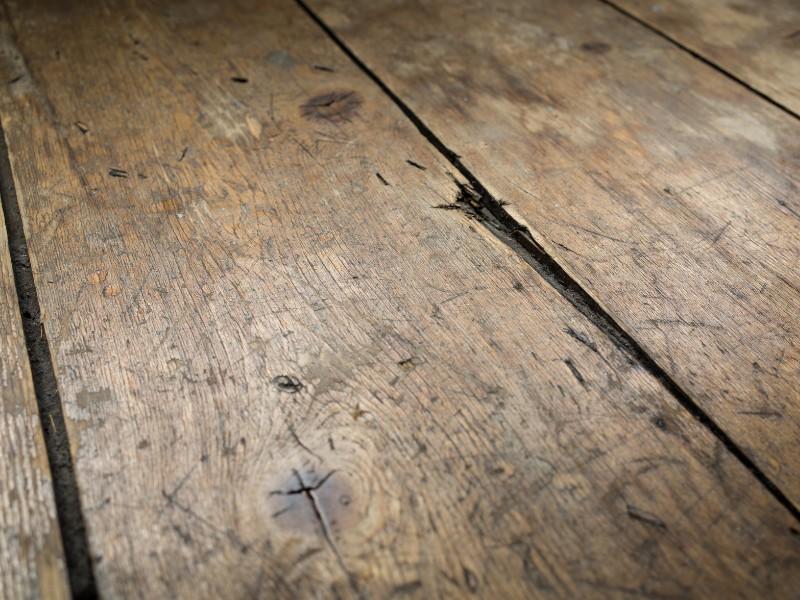 Daemmung-obere-Geschossdecke-mit-Holzbalken-Decke-800auf600-c-canva