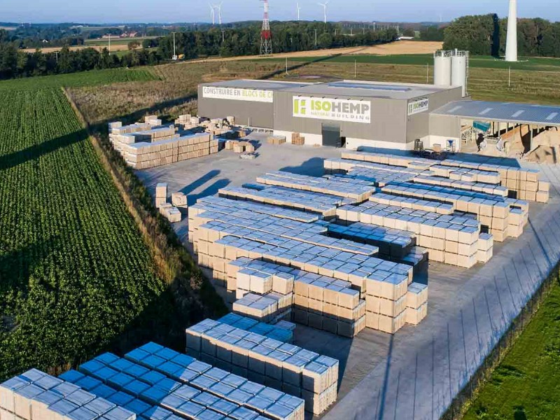 IsoHemp-Firmengebäude mit Produktion und Lager neben einem Hanffeld