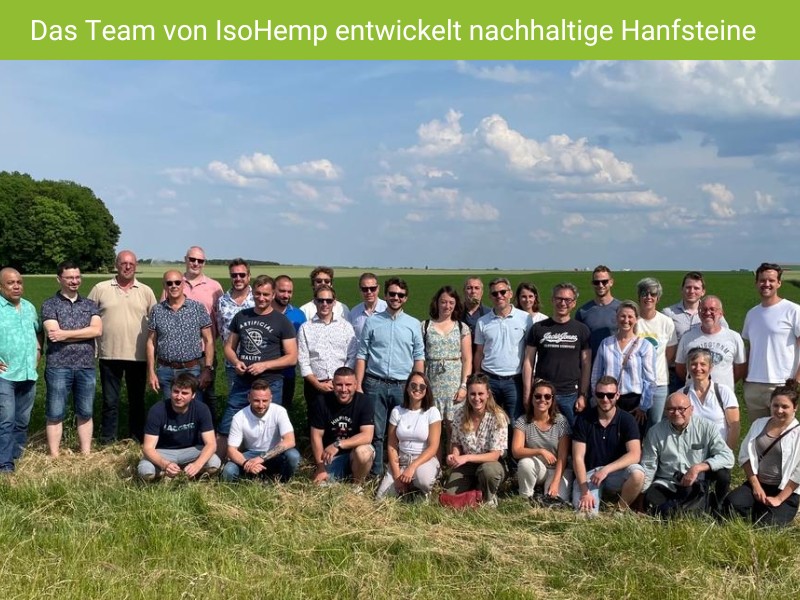Das IsoHemp-Team entwickelt nachhaltige Hanfsteine und steht auf einer Wiese