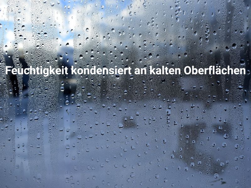 Feuchtigkeit im Schlafzimmer kondensiert am Fenster