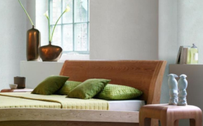 Schlafzimmer ist ein Ort der Ruhe und Entspannung Natürliches Schlafzimmer mit Massivholzbett von dormiente