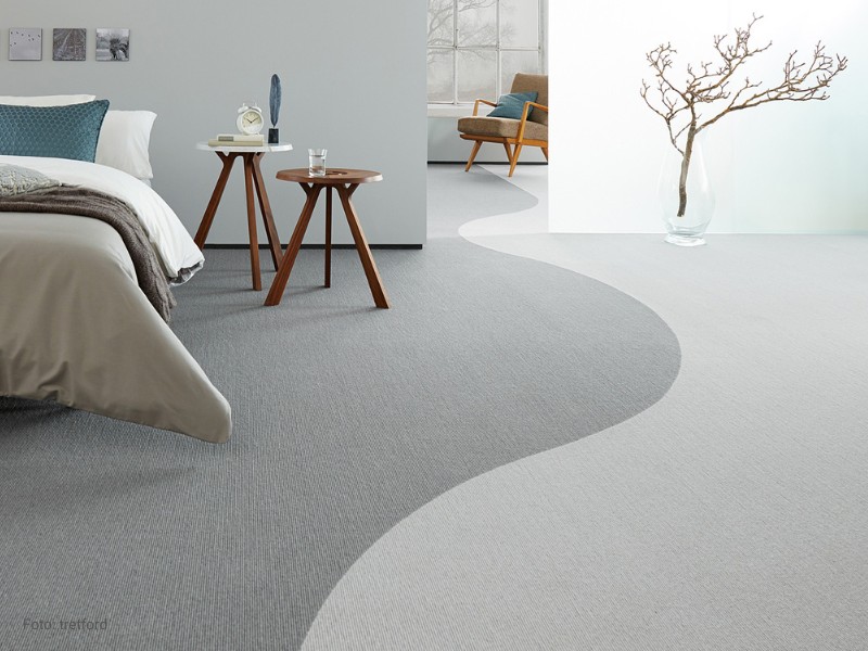 Kreative Gestaltung mit tretford Teppichboden im Schlafzimmer Kreative Gestaltung mit tretford Teppichboden im Schlafzimmer mit einer geschwungenen Linie zwischen zwei grauen Farbflächen