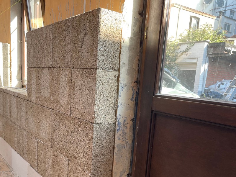 Eine zweite Mauer aus Hanfsteinen von IsoHemp sorgen für Dämmung