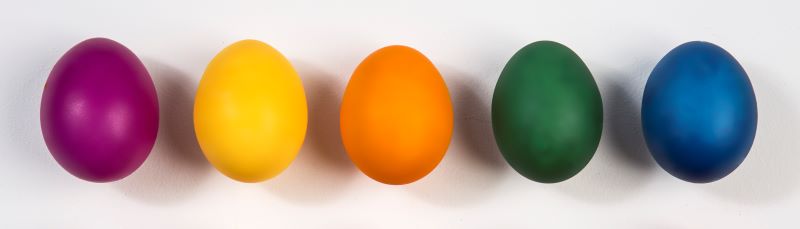 Reihe mit Ostereiern in den 5 leuchtenden Farben der Natur-Eierfarben von Auro