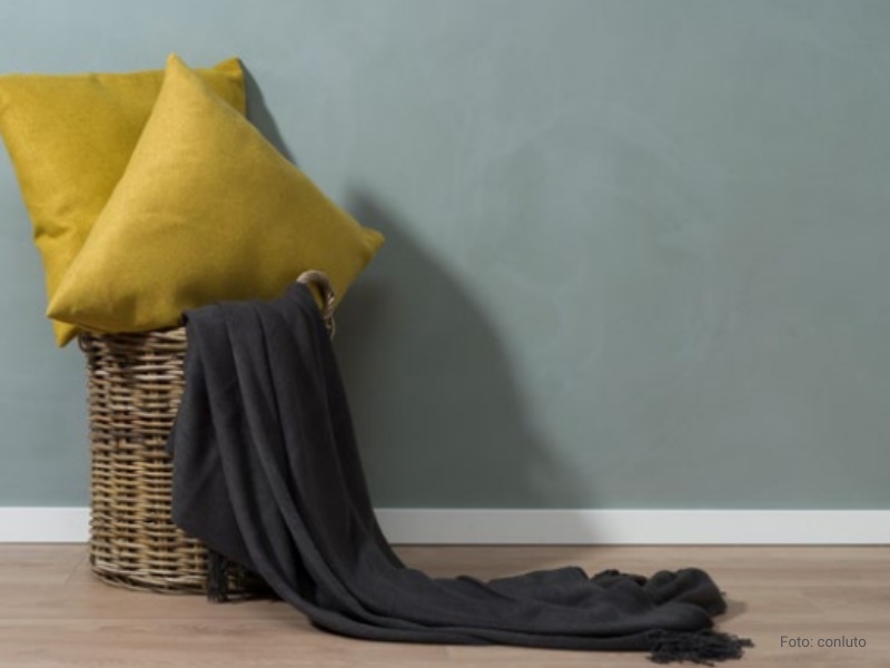 Farbige Wandgestaltung in graublau mit dem Flächenspachtel aus Lehm von conluto
