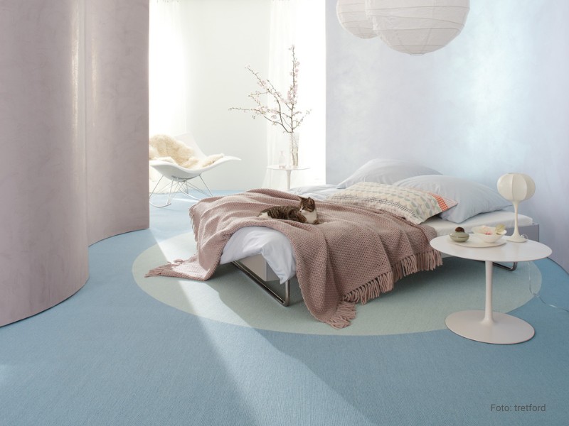 Kreative Gestaltung mit tretford Teppichboden im Schlafzimmer mit einem Kreis um das Bett