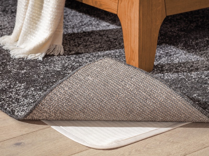 Die Abschirm-Bodenmatte kann unter dem Teppich verschwinden und schützt dennoch vor hochfrequenter Strahlung