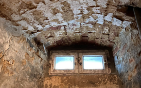 An warmen Sommertagen sollten Sie ihren feuchten Keller nicht lüften Im Altbau-Keller blättert der Putz von der feuchten Fensterlaibung