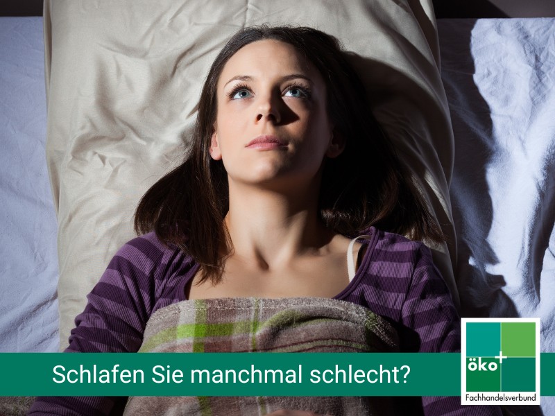 Junge Frau liegt nachts wach im Bett - schlafen Sie auch manchmal schlecht?