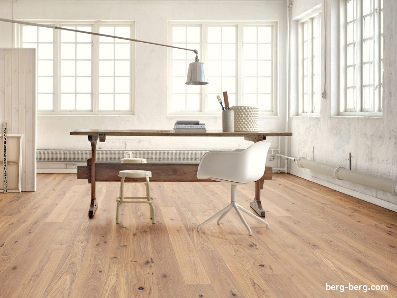 Mit natürlichem Parkett erhalten auch große, moderne Räume eine wohnliche Atmosphäre Modernes, großes, helles Loft minimalistisch eingerichtet, mit Schreibtisch und einem natürlichen Parkettboden von Berg & Berg