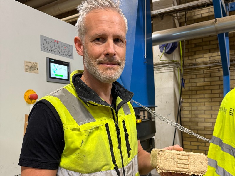 Mikael Carlevad von Berg & Berg erklärt die Produktion der Hartholz-Briketts im Werk in Kallinge Mikael Carlevad von Berg & Berg erklärt die Produktion der Hartholz-Briketts im Werk in Kallinge