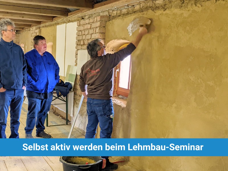 Beim Lehmbau-Seminar können die Teilnehmer selbst aktiv werden und eine Wand verputzen