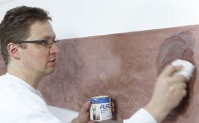 Wachsaufttrag bei der Glattspachteltechnik von AURO