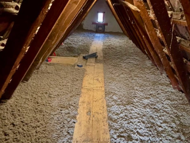 Mit einem Kaminkehrer-Steg werden die lose aufliegenden Zelluloseflocken begehbar Dämmung der obersten Geschossdecke mit lose aufliegenden Zellulose-Flocken und Kaminkehrer-Steg