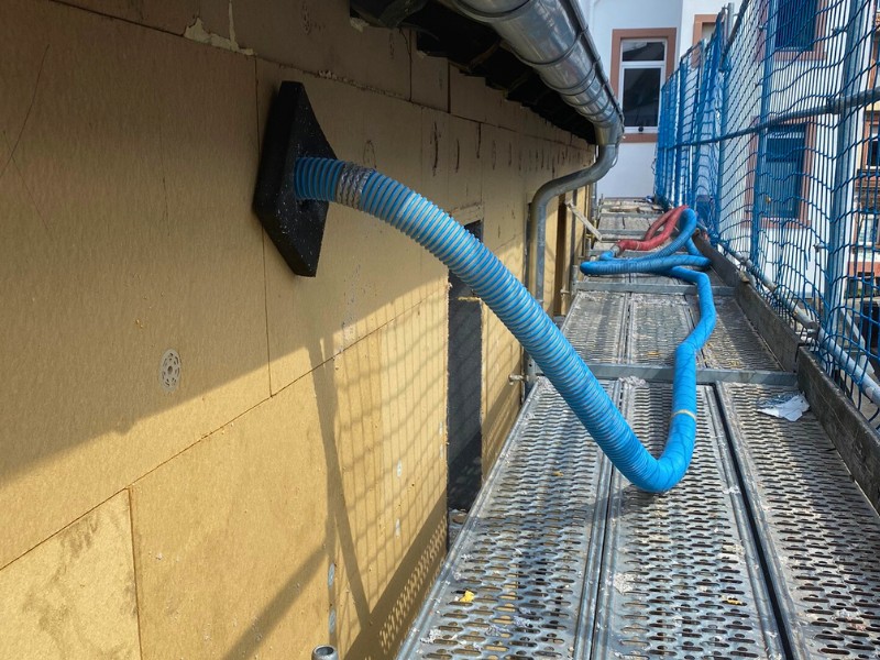 Dämmung der Außenfassade mit Zellulose-Einblasdämmung Dämmung der Außenfassade mit Zellulose-Einblasdämmung