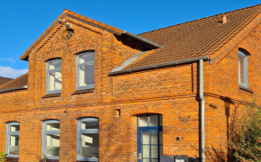 Das Norddeutsche Einfamilienhaus mit roter Klinkerfassade ist ein Gebäude mit einem zweischaligen Mauerwerk